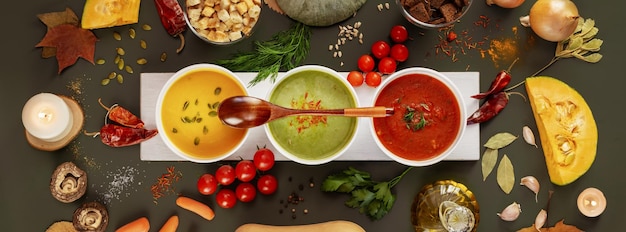 Miski z zupą i dodatkami